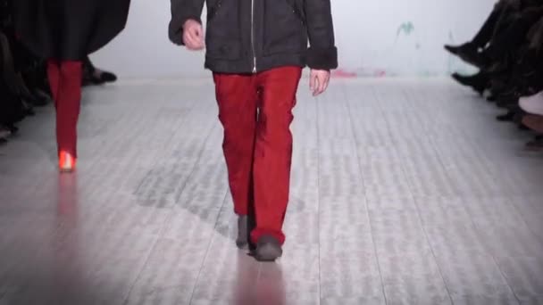 Modeshow. man man model wandelingen op de catwalk. — Stockvideo