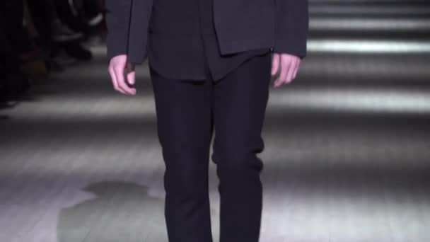 Modeshow. man man model wandelingen op de catwalk. — Stockvideo