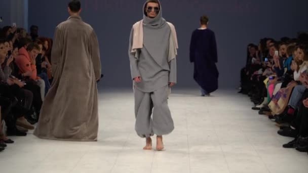 Muotinäytös. Mies mies malli kävelee catwalk. — kuvapankkivideo