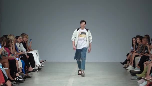 Шоу моди. Чоловіча модель ходить по тротуару. — стокове відео