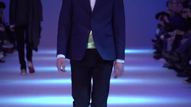 Fashion show. Male man model walks on the catwalk. — Stock Video