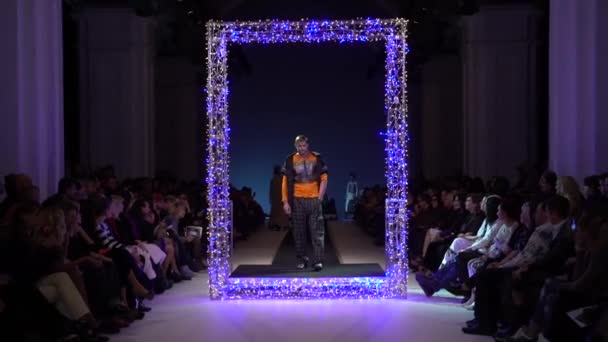 Fashion show. Male man model walks on the catwalk. — Stock Video