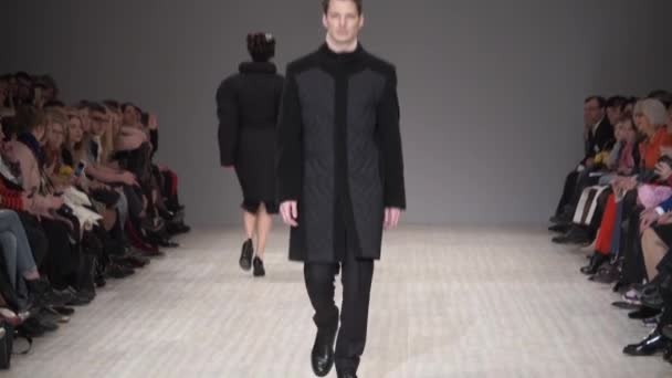 Modeshow. man man model wandelingen op de catwalk. — Stockvideo