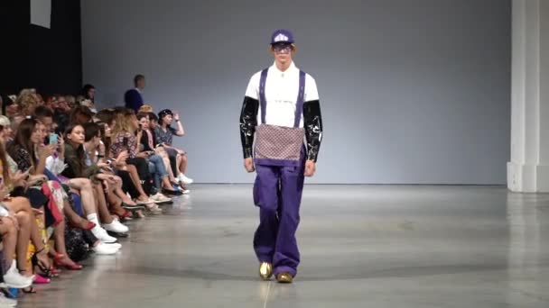 Modeshow. man man model wandelingen op de catwalk. — Stockvideo