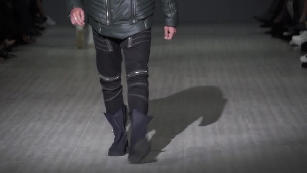 Modeshow. man man model wandelingen op de catwalk. — Stockvideo