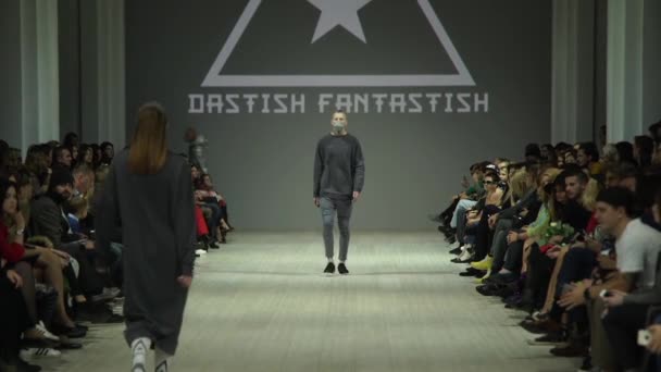 Fashion show. Male man model walks on the catwalk. — Stock Video