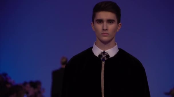 Fashion show. Male man model walks on the catwalk. — Stock Video