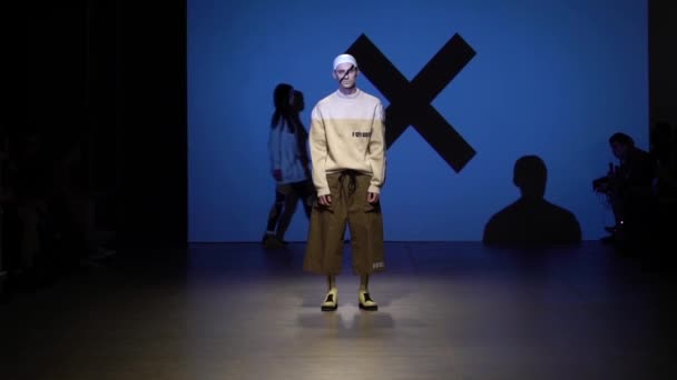 Desfile de moda. Hombre hombre modelo camina en la pasarela. — Vídeos de Stock