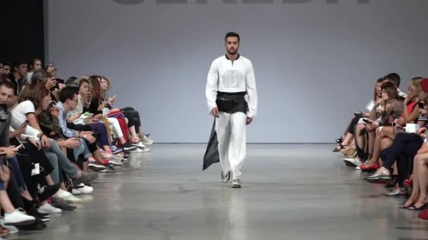 Desfile de moda. Hombre hombre modelo camina en la pasarela. — Vídeo de stock