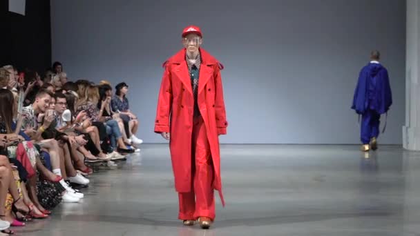 Fashion show. Male man model walks on the catwalk. — Stock Video