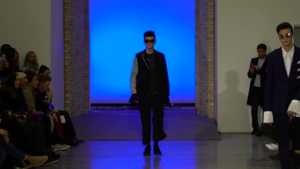 Desfile de moda. Hombre hombre modelo camina en la pasarela. — Vídeos de Stock