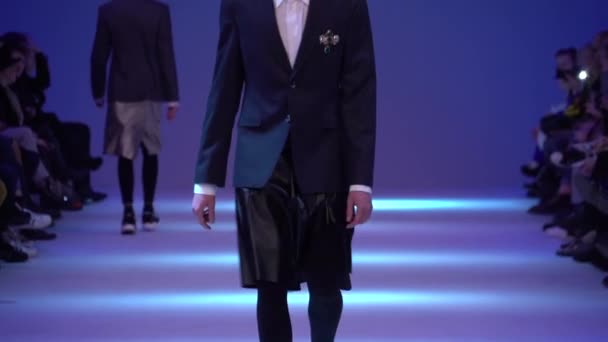 Desfile de moda. masculino homem modelo caminha no o passarela. — Vídeo de Stock