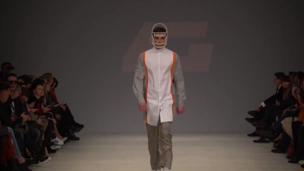 Modeshow. man man model wandelingen op de catwalk. — Stockvideo