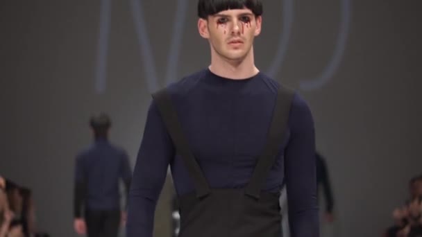 Modeshow. man man model wandelingen op de catwalk. — Stockvideo