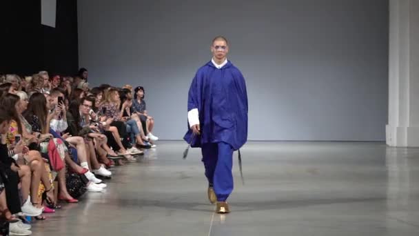 Modeshow. Mand model går på catwalken. – Stock-video