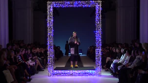 Fashion show. Male man model walks on the catwalk. — Stock Video