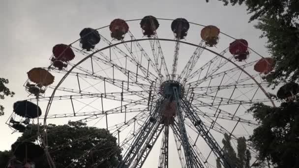 Rueda giratoria en un parque de la ciudad. Buenas tardes. Oscuro. Kiev. Ucrania — Vídeo de stock