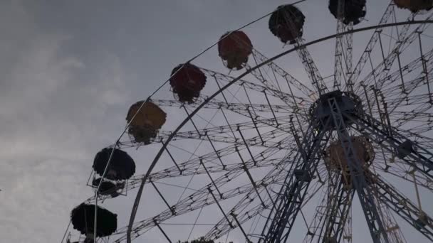 Rotating ferris wheel in a city park. Evening. Dark. Kyiv. Ukraine — Stock Video