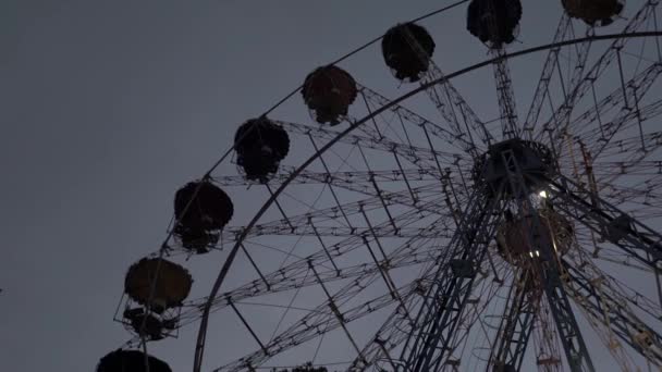 Ruota panoramica rotante in un parco cittadino. Buonasera. Ciao. Buio. Kiev. Ucraina — Video Stock