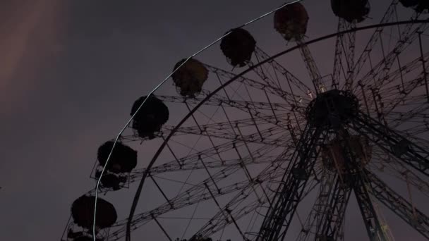 Rueda giratoria en un parque de la ciudad. Buenas tardes. Oscuro. Kiev. Ucrania — Vídeo de stock