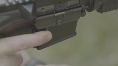 Atış sırasında bir nişancının elinde tüfek. Ağır çekim. Yakın plan..