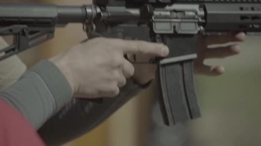 Atış sırasında bir nişancının elinde tüfek. Ağır çekim. Yakın plan..