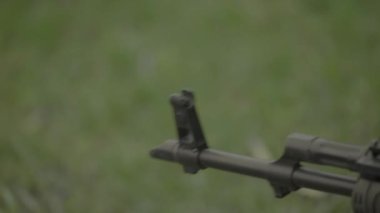 Atış sırasında bir nişancının elinde tüfek. Ağır çekim. Yakın plan..