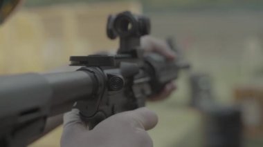 Atış sırasında bir nişancının elinde tüfek. Ağır çekim. Yakın plan..