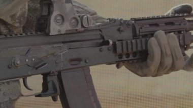 Atış sırasında bir nişancının elinde tüfek. Ağır çekim. Yakın plan..