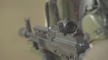 Atış sırasında bir nişancının elinde tüfek. Ağır çekim. Yakın plan..