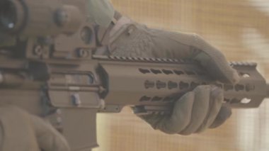 Atış sırasında bir nişancının elinde tüfek. Ağır çekim. Yakın plan..