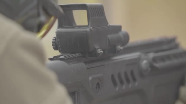 Fucile nelle mani di un tiratore durante la sparatoria. Al rallentatore. Primo piano. — Video Stock