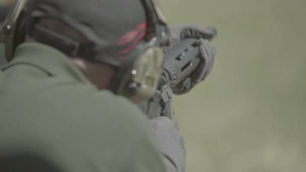 Rifle in de handen van een schutter tijdens het schieten. Langzame beweging. Close-up. — Stockvideo