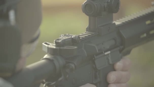 Rifle nas mãos de um atirador durante o tiroteio. Movimento lento. Close-up. — Vídeo de Stock