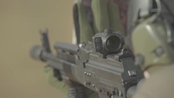 Rifle nas mãos de um atirador durante o tiroteio. Movimento lento. Close-up. — Vídeo de Stock