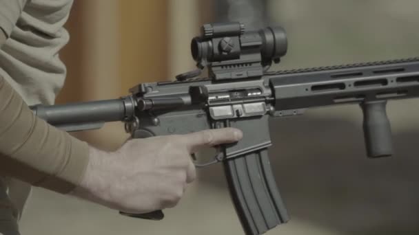 Gewehr in den Händen eines Schützen während des Schießens. Zeitlupe. Nahaufnahme. — Stockvideo