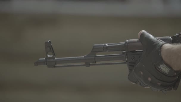 Gewehr in den Händen eines Schützen während des Schießens. Zeitlupe. Nahaufnahme. — Stockvideo