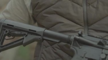 Atış sırasında bir nişancının elinde tüfek. Ağır çekim. Yakın plan..