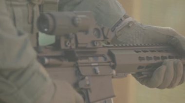 Atış sırasında bir nişancının elinde tüfek. Ağır çekim. Yakın plan..