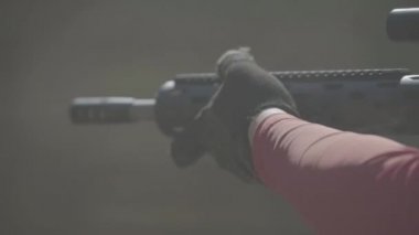 Atış sırasında bir nişancının elinde tüfek. Ağır çekim. Yakın plan..
