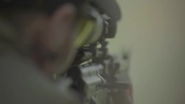 Atış sırasında bir nişancının elinde tüfek. Ağır çekim. Yakın plan..