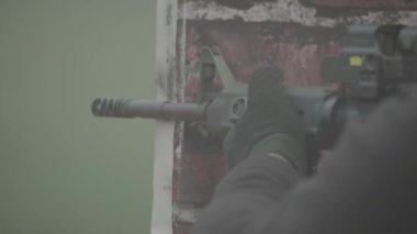 Atış sırasında tüfekle ateş edilmiş. Yakın plan.