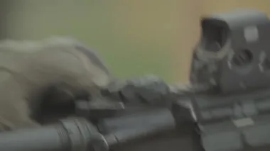 Atış sırasında tüfekle ateş edilmiş. Yakın plan.