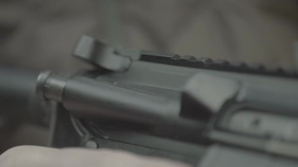 Gewehr in den Händen eines Schützen während des Schießens. Zeitlupe. Nahaufnahme. — Stockvideo