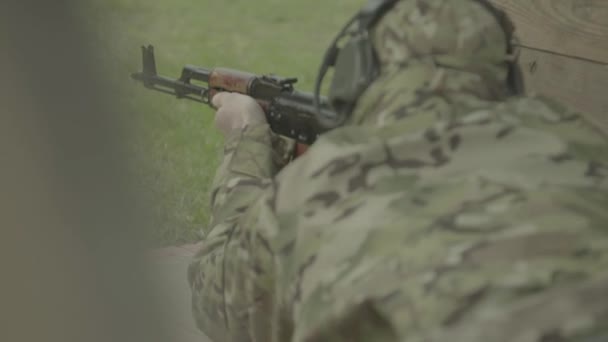 Tireur de fusil pendant le tir. Gros plan — Video