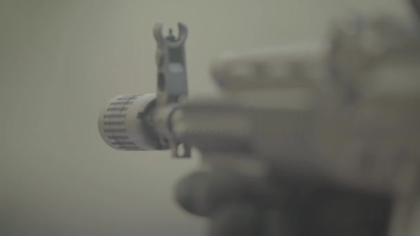Atirador de espingarda durante o tiro. Close-up — Vídeo de Stock