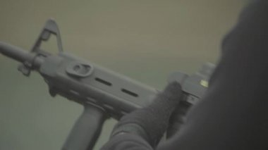 Atış sırasında tüfekle ateş edilmiş. Yakın plan.