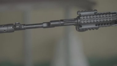 Atış sırasında tüfekle ateş edilmiş. Yakın plan.