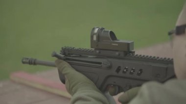 Atış sırasında tüfekle ateş edilmiş. Yakın plan.