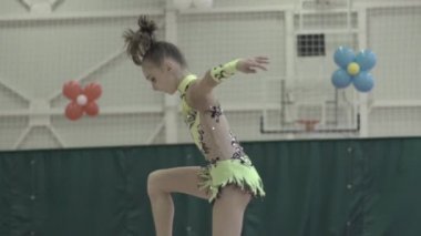 Yarışma sırasında kız jimnastikçi. Ağır çekim. Kyiv. Ukrayna.